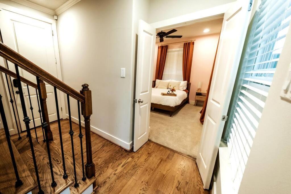 Downtown Escape With Backyard Gameroom And Hot Tub Holiday home *