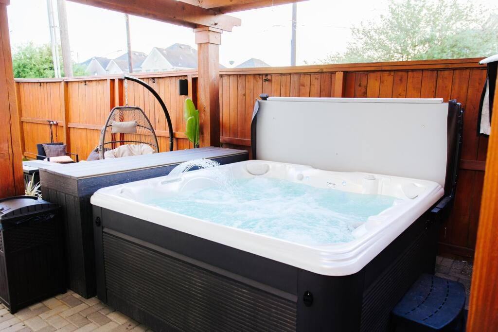 Downtown Escape With Backyard Gameroom And Hot Tub Holiday home