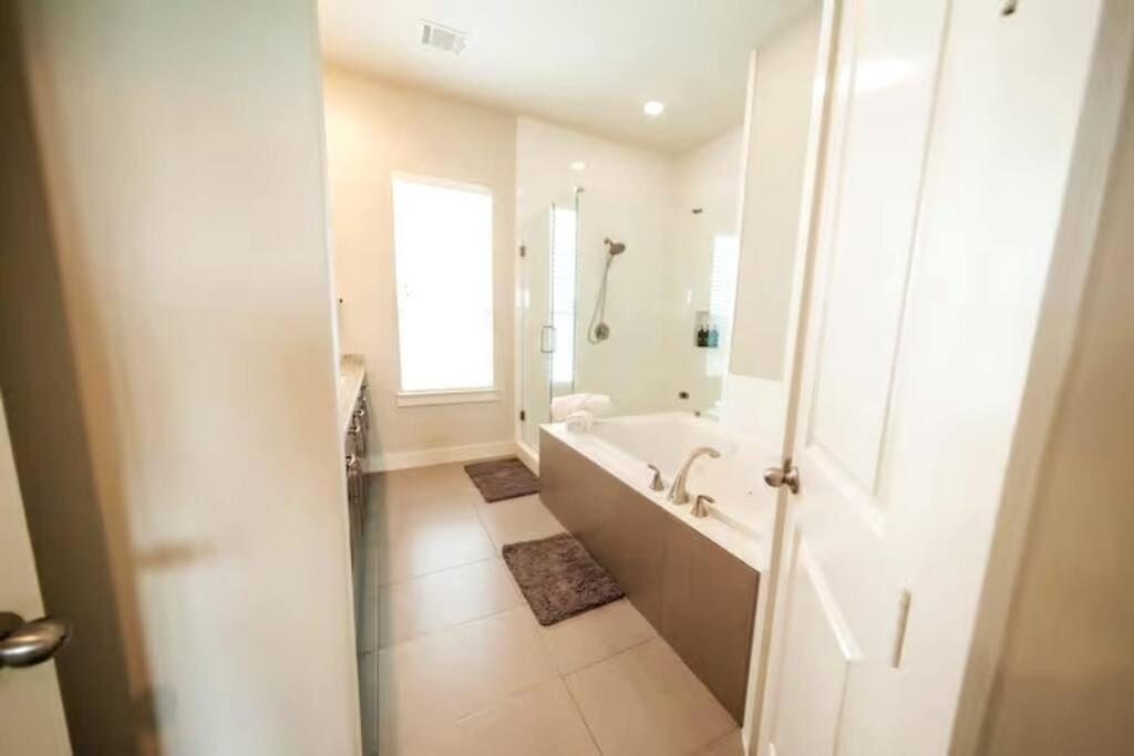 Downtown Escape With Backyard Gameroom And Hot Tub