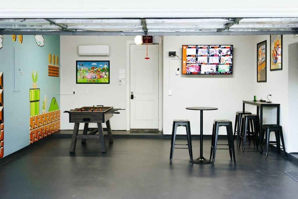 Downtown Escape With Backyard Gameroom And Hot Tub Holiday home Houston