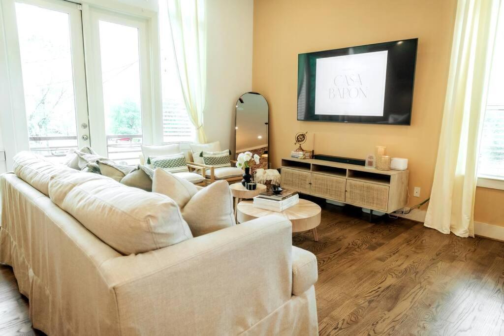 Downtown Escape With Backyard Gameroom And Hot Tub Houston