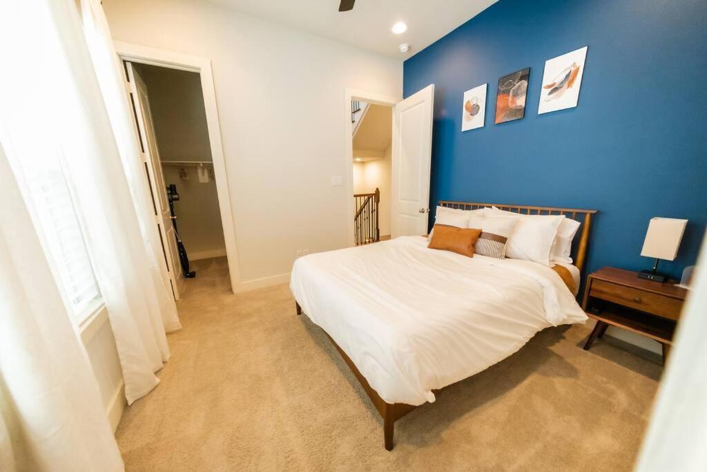Downtown Escape With Backyard Gameroom And Hot Tub Holiday home *