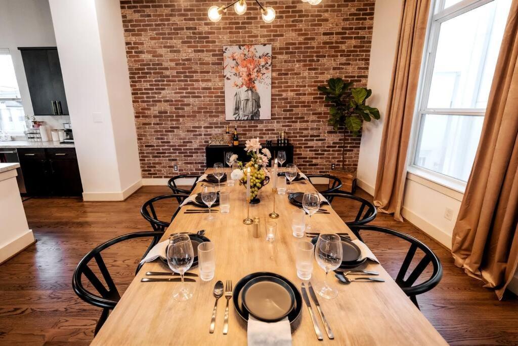 Downtown Escape With Backyard Gameroom And Hot Tub Houston
