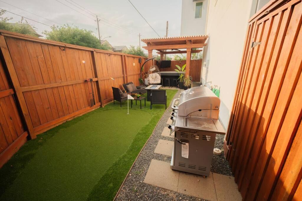 Holiday home Downtown Escape With Backyard Gameroom And Hot Tub *