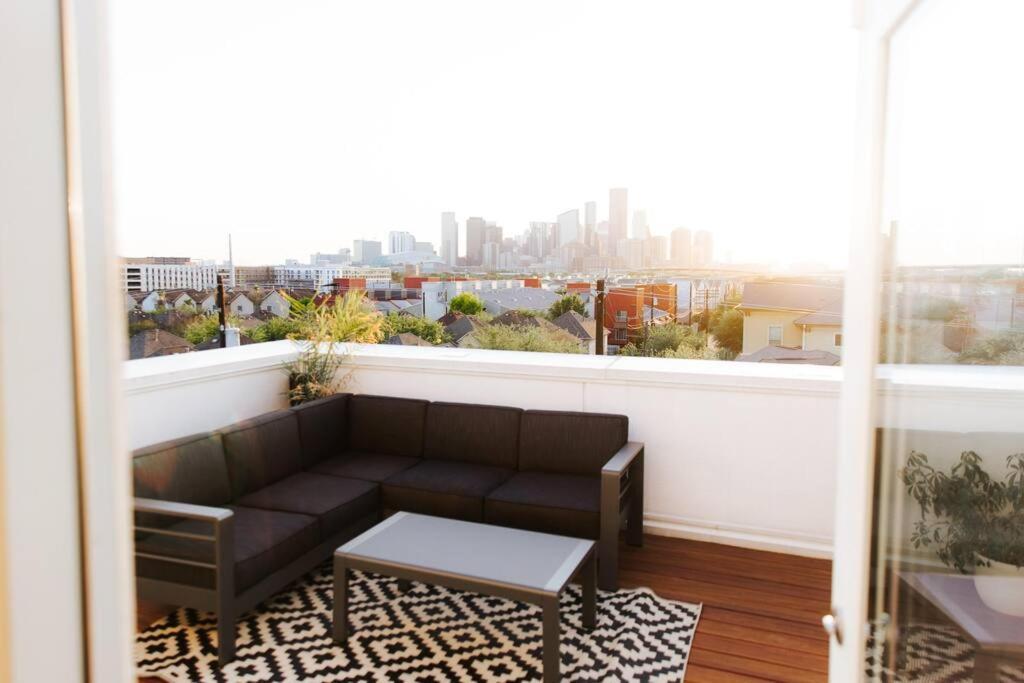 Downtown Escape With Backyard Gameroom And Hot Tub Houston