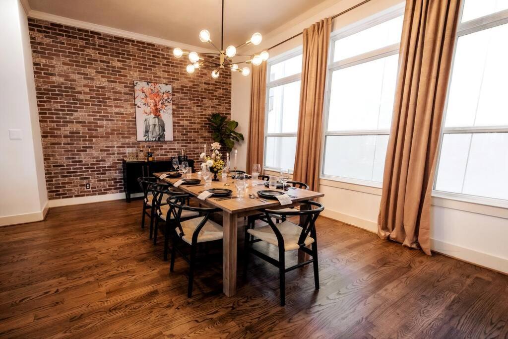Holiday home Downtown Escape With Backyard Gameroom And Hot Tub *
